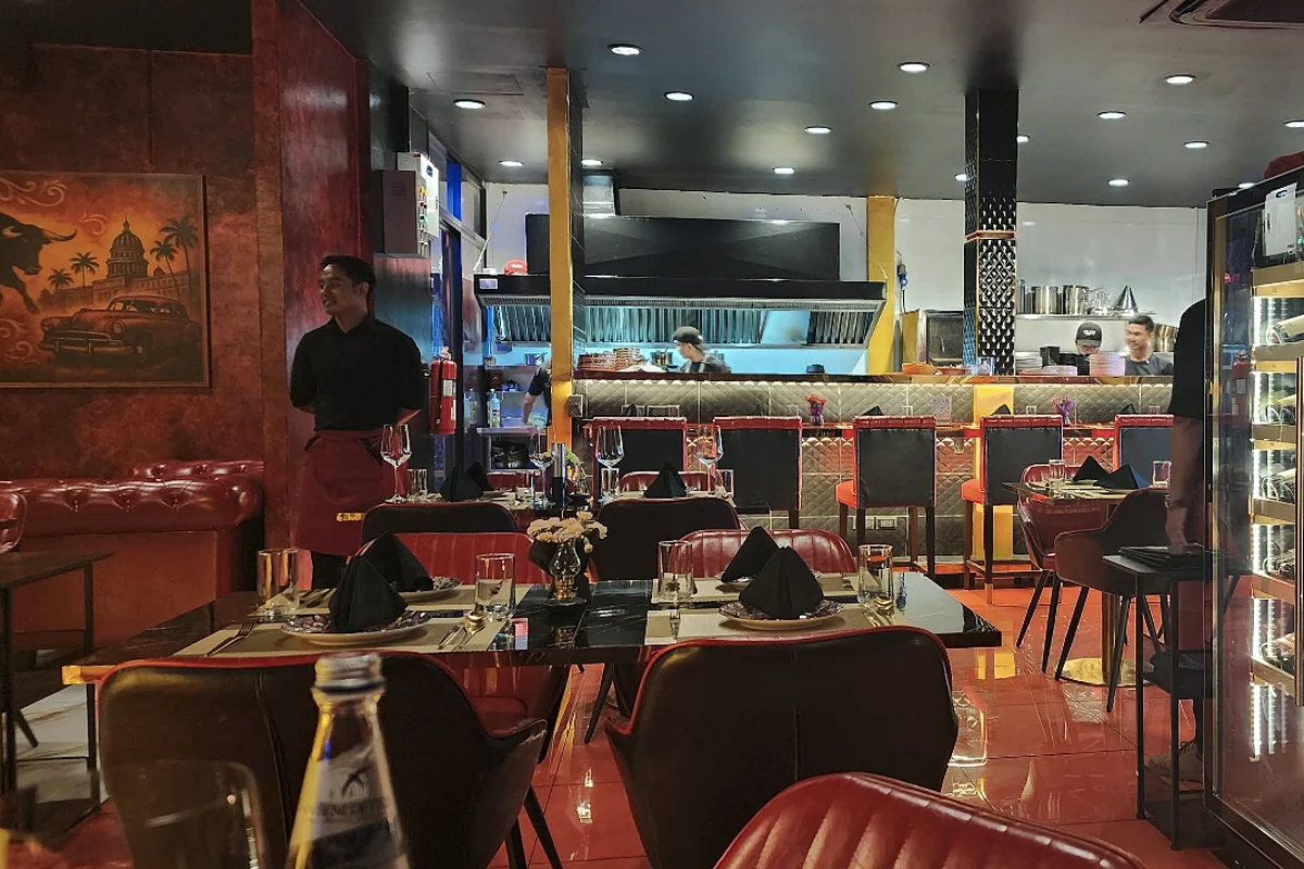 Harlan's Pattaya dining room